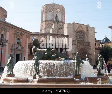 Neptun-Statue, Kathedrale und Basilika der Jungfrau der Unglücklichen, Plaza de la Virgen, Valencia, Spanien, Europa Stockfoto