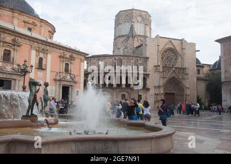 Brunnen, Basilika der Jungfrau der Unglücklichen und Kathedrale (le SE), Plaza de la Virgen, Valencia, Spanien, Europa Stockfoto