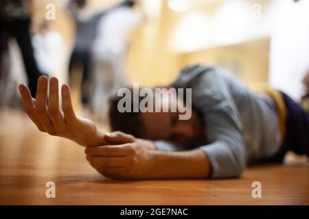 Tänzer auf dem Boden Tänzer improvisieren in Kontakt Stockfoto