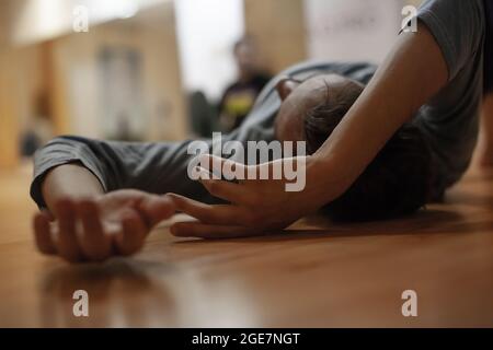 Tänzer auf dem Boden Tänzer improvisieren in Kontakt Stockfoto