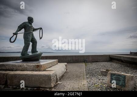 Bronzestatue am Meer in Newlyn vom lokalen Bildhauer Tom Leaper, erinnert an Fischer, die auf See verloren gegangen sind. Stockfoto