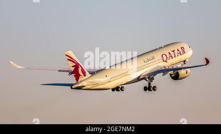 Qatar Airways Airbus 350-900 A7-ALM mit Abflug vom Flughafen Manchester am 16. April 2021. Stockfoto