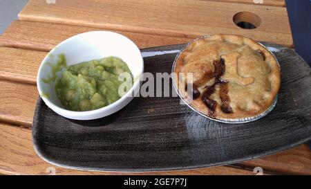 HALIFAX. WEST YORKSHIRE. ENGLAND. 05-29-21. Der Hof von Piece Hall, gehackter Lammkuchen und mushige Erbsen im Bakery Cafe. Stockfoto