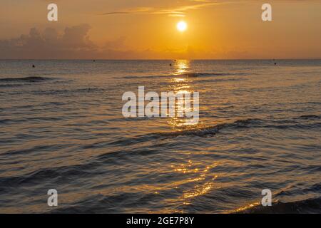 Langrune-Sur-Mer, Frankreich - 08 03 2021: Sonnenaufgang über dem Meer vom Strand Stockfoto