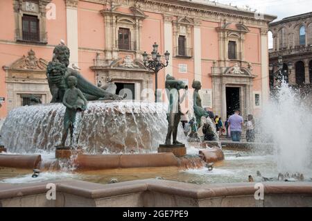 Statue von Neptun, Basilika der Jungfrau der Unglücklichen, Plaza de la Virgen, Valencia, Spanien, Europa Stockfoto