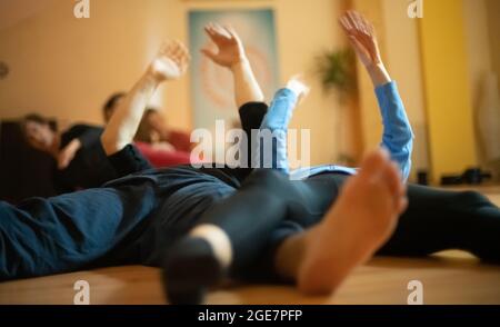 Zwei Tänzer improvisieren in Kontakt. Zeitgenössischer Tanz Stockfoto