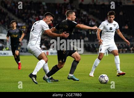 Charlton Athletic's Conor Washington (Mitte) wird von Milton Keynes Dons' Warren O'Hora während des Sky Bet League One-Spiels im Stadium MK, Milton Keynes, ausgetragen. Bilddatum: Dienstag, 17. August 2021. Stockfoto