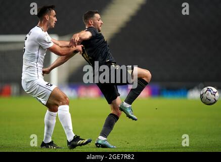 Charlton Athletic's Conor Washington (rechts) und Milton Keynes Dons' Warren O'Hora kämpfen während des Sky Bet League One Matches im Stadium MK, Milton Keynes, um den Ball. Bilddatum: Dienstag, 17. August 2021. Stockfoto