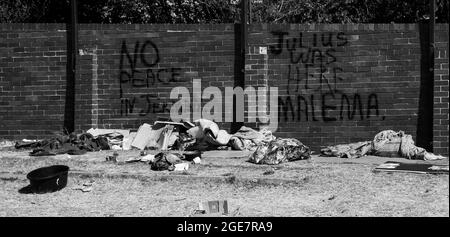 JOHANNESBURG, SÜDAFRIKA - 05. Jan 2021: Eine Graustufe von Obdachlosen, die in provisorischen Kartons auf den Straßen von Soweto leben Stockfoto