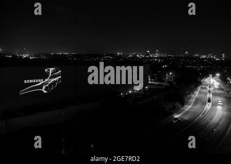 JOHANNESBURG, SÜDAFRIKA - 05. Jan 2021: Eine ruhige Straße in der Nacht im Sandton CBD in Johannesburg, Südafrika Stockfoto