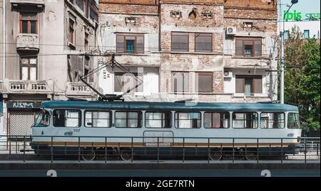 BUKAREST, RUMÄNIEN - 01. Mai 2021: Eine leere Straßenbahn im Bahnhof von Bukarest Stockfoto