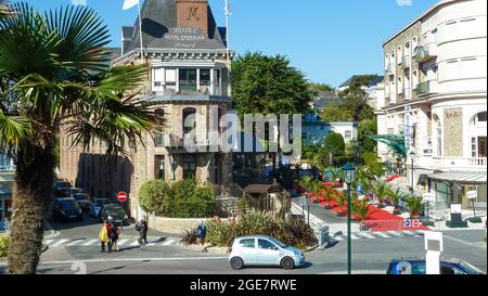 Dinard, Frankreich - September 15. 2015: Blick über den Platz hinter dem Hotel Royal emeraude auf der Straße mit rotem Teppich zum Festival du Film britannique Stockfoto