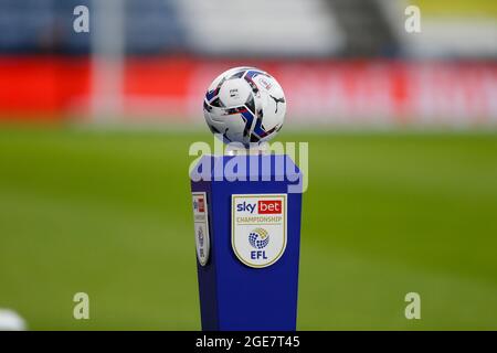 Der Puma-Matchball auf einer Sky Bet EFL Championship steht vor dem Anpfiff Stockfoto