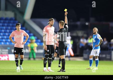 PETERBOROUGH, GROSSBRITANNIEN. AUGUST. Aden Flint aus Cardiff City wird während des Sky Bet Championship-Spiels zwischen Peterborough United und Cardiff City im Weston Homes Stadium, Peterborough, am Dienstag, dem 17. August 2021, eine gelbe Karte angezeigt. (Kredit: James Holyoak | MI News) Kredit: MI Nachrichten & Sport /Alamy Live News Stockfoto