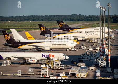 Köln-Bonn Airport, CGN, Frachtflugzeug vor dem Luftfrachtzentrum stehend, be- und entladen, NRW, Deutschland, Stockfoto
