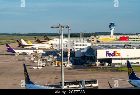 Flughafen Köln-Bonn, CGN, Frachtflugzeuge stehen vor dem zu- und Abladen des Luftfrachtzentrums, NRW, Deutschland, Stockfoto