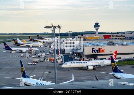 Flughafen Köln-Bonn, CGN, Frachtflugzeuge stehen vor dem zu- und Abladen des Luftfrachtzentrums, NRW, Deutschland, Stockfoto