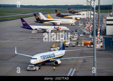 Köln-Bonn Airport, CGN, Frachtflugzeug vor dem Luftfrachtzentrum stehend, be- und entladen, NRW, Deutschland, Stockfoto