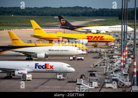 Köln-Bonn Airport, CGN, Frachtflugzeug vor dem Luftfrachtzentrum stehend, be- und entladen, NRW, Deutschland, Stockfoto