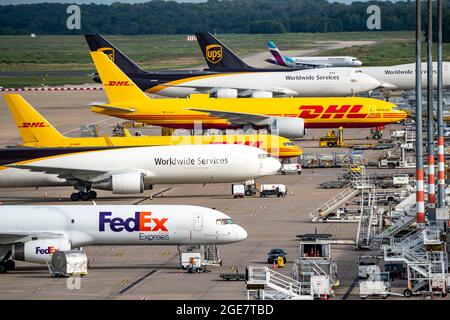 Köln-Bonn Airport, CGN, Frachtflugzeug vor dem Luftfrachtzentrum stehend, be- und entladen, NRW, Deutschland, Stockfoto