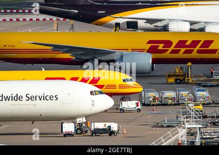 Köln-Bonn Airport, CGN, Frachtflugzeug vor dem Luftfrachtzentrum stehend, be- und entladen, NRW, Deutschland, Stockfoto