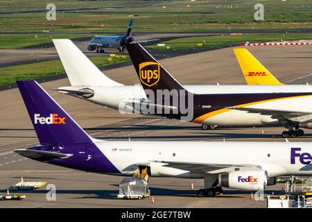 Flughafen Köln-Bonn, CGN, vor dem Luftfrachtzentrum stehende Frachtflugzeuge, die be- und entladen werden, Eurowings Airbus rollt zum Start, Stockfoto