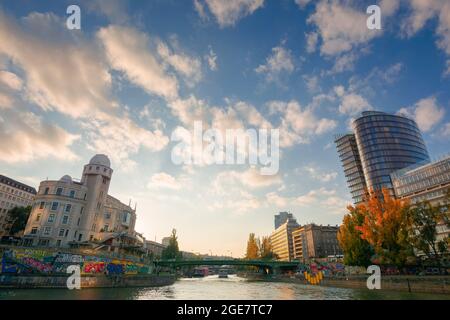 wien, österreich - Okt 17, 2019: Stadtbild von wien mit donaukanal. Wunderschöne Stadtkulisse im Abendlicht. Traumhafter Himmel über der Skyline Stockfoto
