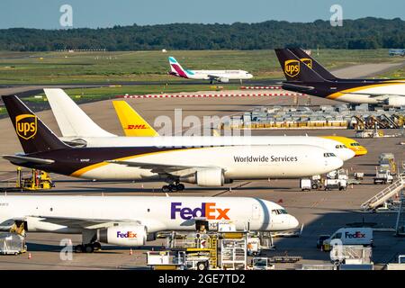 Flughafen Köln-Bonn, CGN, vor dem Luftfrachtzentrum stehende Frachtflugzeuge, die be- und entladen werden, Eurowings Airbus rollt zum Start, Stockfoto