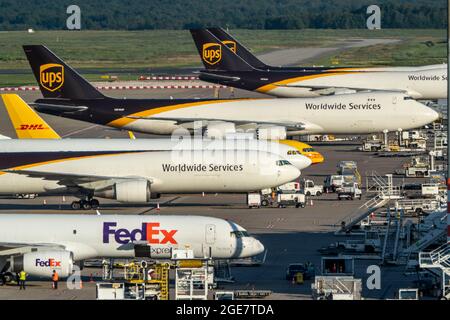 Köln-Bonn Airport, CGN, Frachtflugzeug vor dem Luftfrachtzentrum stehend, be- und entladen, NRW, Deutschland, Stockfoto