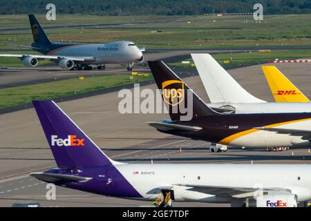 Flughafen Köln-Bonn, CGN, Frachtflugzeug, das vor dem Luftfrachtzentrum steht, be- und entladen wird, UPS Boeing 747, rollt zur Ladung c Stockfoto