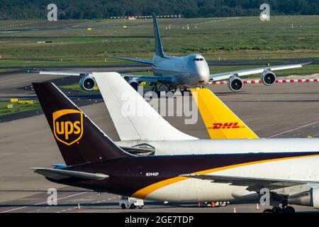Flughafen Köln-Bonn, CGN, Frachtflugzeug, das vor dem Luftfrachtzentrum steht, be- und entladen wird, UPS Boeing 747, rollt zur Ladung c Stockfoto