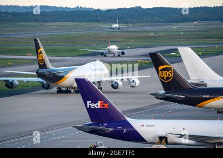 Flughafen Köln-Bonn, CGN, Frachtflugzeug, das vor dem Luftfrachtzentrum steht, be- und entladen wird, UPS Boeing 747, rollt zur Ladung c Stockfoto
