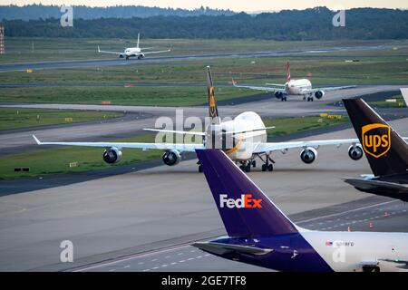 Flughafen Köln-Bonn, CGN, Frachtflugzeug, das vor dem Luftfrachtzentrum steht, be- und entladen wird, UPS Boeing 747, rollt zur Ladung c Stockfoto