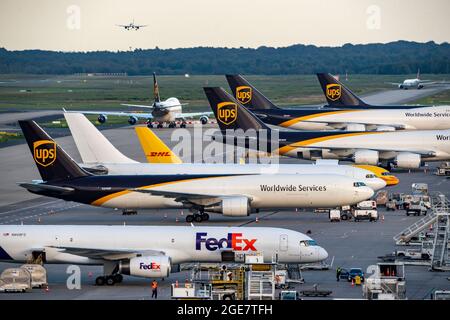 Flughafen Köln-Bonn, CGN, vor dem Luftfrachtzentrum stehende Frachtflugzeuge, be- und entladen, UPS Boeing 747, Rollen zum Start, Stockfoto
