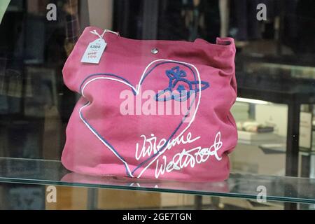 Himbeerrote Tasche in einem Schaufenster von Vivienne Westwood Stockfoto