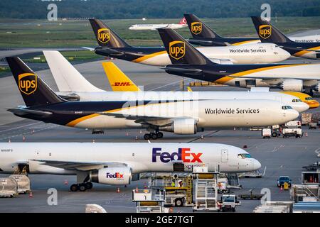 Flughafen Köln-Bonn, CGN, Frachtflugzeuge stehen vor dem Luftfrachtzentrum, werden be- und entladen, USA, Turkish Airlines Airbus auf dem Weg dorthin Stockfoto