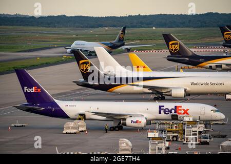 Flughafen Köln-Bonn, CGN, vor dem Luftfrachtzentrum stehende Frachtflugzeuge, be- und entladen, UPS Boeing 747, Rollen zum Start, Stockfoto