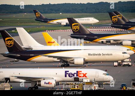 Flughafen Köln-Bonn, CGN, vor dem Luftfrachtzentrum stehende Frachtflugzeuge, be- und entladen, UPS Boeing 747, Rollen zum Start, Stockfoto