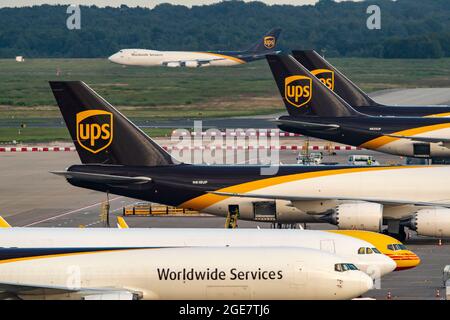 Flughafen Köln-Bonn, CGN, vor dem Luftfrachtzentrum stehende Frachtflugzeuge, be- und entladen, UPS Boeing 747, Rollen zum Start, Stockfoto