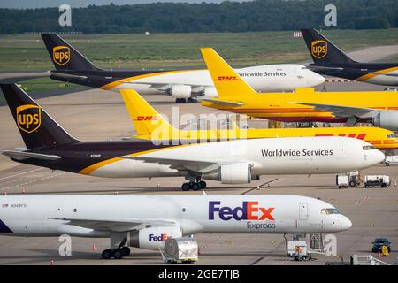 Flughafen Köln-Bonn, CGN, Frachtflugzeug, das vor dem Luftfrachtzentrum steht, be- und entladen wird, UPS Boeing 747, rollt zur Ladung c Stockfoto