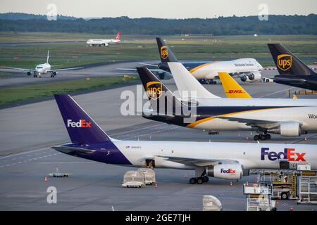 Köln-Bonn Airport, CGN, Frachtflugzeuge, die vor dem Luftfrachtzentrum stehen, be- und entladen werden, UPS Boeing 747 wird für die Stockfoto
