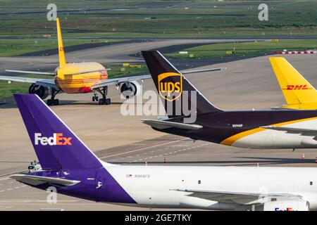 Flughafen Köln-Bonn, CGN, Frachtflugzeug vor dem Luftfrachtzentrum stehend, be- und entladen, DHL Boeing 777 rollt zum Start, N Stockfoto