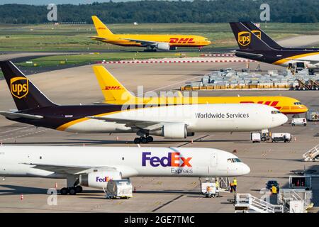 Flughafen Köln-Bonn, CGN, Frachtflugzeug vor dem Luftfrachtzentrum stehend, be- und entladen, DHL Boeing 777 rollt zum Start, N Stockfoto