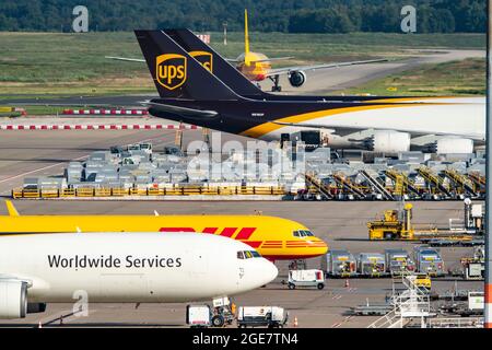 Flughafen Köln-Bonn, CGN, NRW, Deutschland, Flughafen Köln-Bonn, CGN, Frachtflugzeuge stehen vor dem Luftfrachtzentrum, be- und entladen, DHL B Stockfoto
