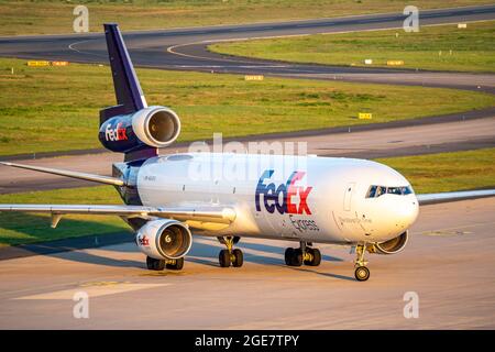 Köln-Bonn Airport, CGN, FedEx Frachtflugzeug MD11 nach der Landung, rollt zum Frachtzentrum, NRW, Deutschland, Stockfoto