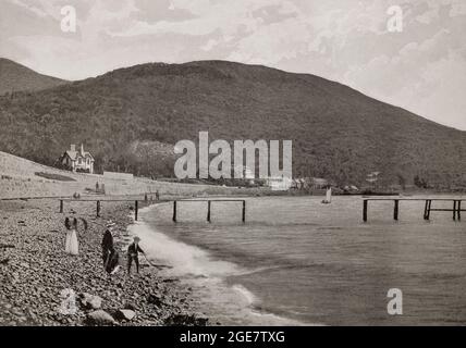 Blick auf den Strand von Rostrevor, einem Dorf und Townland in der Grafschaft Down, Nordirland, aus dem späten 19. Jahrhundert. Es liegt am Fuße des Slieve Martin an der Küste des Carlingford Lough, in der Nähe von Warrenpoint. Stockfoto