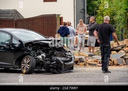 Sunninghill, Berkshire, Großbritannien. August 2021. Ein Teil der A329 wurde heute Nachmittag nach einem Verkehrsunfall geschlossen. Die RTA ereignete sich in der Nähe der berüchtigten gefährlichen T-Kreuzung auf der B383 an der Buckhurst Road und der A329. Zwei Autos wurden schwer beschädigt und die Mauer eines Wohngrundstücks auf der A329 wurde abgerissen. Ein Krankenwagen war am Unfallort anwesend. Quelle: Maureen McLean/Alamy Live News Stockfoto