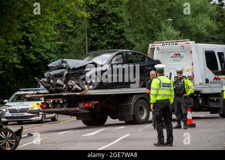 Sunninghill, Berkshire, Großbritannien. August 2021. Ein Teil der A329 wurde heute Nachmittag nach einem Verkehrsunfall geschlossen. Die RTA ereignete sich in der Nähe der berüchtigten gefährlichen T-Kreuzung auf der B383 an der Buckhurst Road und der A329. Zwei Autos wurden schwer beschädigt und die Mauer eines Wohngrundstücks auf der A329 wurde abgerissen. Ein Krankenwagen war am Unfallort anwesend. Quelle: Maureen McLean/Alamy Live News Stockfoto