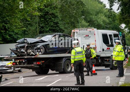 Sunninghill, Berkshire, Großbritannien. August 2021. Ein Teil der A329 wurde heute Nachmittag nach einem Verkehrsunfall geschlossen. Die RTA ereignete sich in der Nähe der berüchtigten gefährlichen T-Kreuzung auf der B383 an der Buckhurst Road und der A329. Zwei Autos wurden schwer beschädigt und die Mauer eines Wohngrundstücks auf der A329 wurde abgerissen. Ein Krankenwagen war am Unfallort anwesend. Quelle: Maureen McLean/Alamy Live News Stockfoto