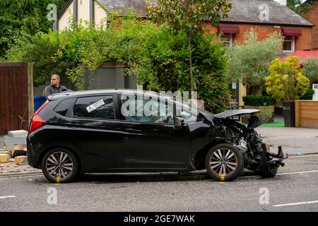 Sunninghill, Berkshire, Großbritannien. August 2021. Ein Teil der A329 wurde heute Nachmittag nach einem Verkehrsunfall geschlossen. Die RTA ereignete sich in der Nähe der berüchtigten gefährlichen T-Kreuzung auf der B383 an der Buckhurst Road und der A329. Zwei Autos wurden schwer beschädigt und die Mauer eines Wohngrundstücks auf der A329 wurde abgerissen. Ein Krankenwagen war am Unfallort anwesend. Quelle: Maureen McLean/Alamy Live News Stockfoto